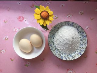 1、烫鸡蛋皮,准备鸡蛋2个,红薯粉80克。以上约为一人成年人的量