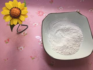 2、烫鸡蛋皮,筛出颗粒状红薯粉