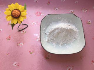 3、烫鸡蛋皮,颗粒状红薯粉全部碾碎