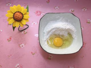 4、烫鸡蛋皮,在细腻的红薯粉中加入适量水拌匀,加入第一个鸡蛋搅拌
