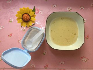 6、烫鸡蛋皮,加入第二个鸡蛋,继续搅拌,让盐调味