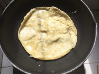7、烫鸡蛋皮,小火热油,将调好的蛋液倒入锅中煎,可稍微倒厚些