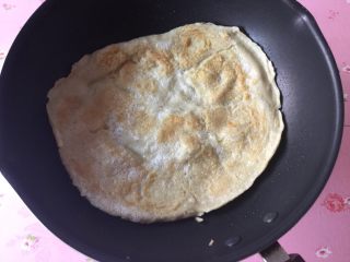 8、烫鸡蛋皮,两面呈金黄色出锅