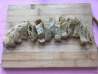 9、烫鸡蛋皮,卷饼状切丝,不可切太细