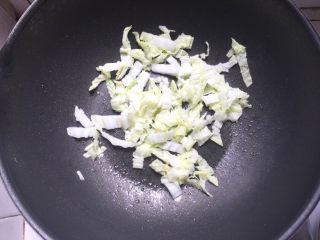 11、烫鸡蛋皮,白菜微炒出锅备用