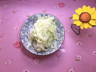 10、烫鸡蛋皮,白菜叶切好备用