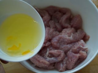 3、了不起的小番茄+糖醋里脊肉,把切好的猪肉放入碗中,分多次少量的加入鸡蛋清,然后用筷子搅拌使其吸入,每次完全吸入方可继续加入鸡蛋清
