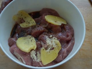 4、了不起的小番茄+糖醋里脊肉, 在吸入好鸡蛋清的猪肉里加入黑椒碎、鸡粉、盐、生抽、料酒和姜片抓拌均匀进行腌制