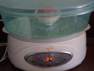 5、了不起的小番茄+糖醋里脊肉,番茄洗净后放入蒸炉中蒸4分钟