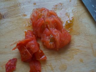 6、了不起的小番茄+糖醋里脊肉,取出蒸好的番茄去皮,切大块