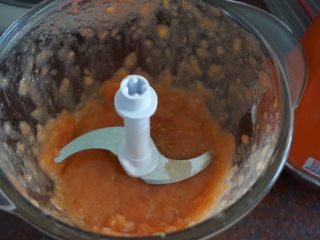 7、了不起的小番茄+糖醋里脊肉,将切块的番茄放入料理机中搅拌成番茄泥