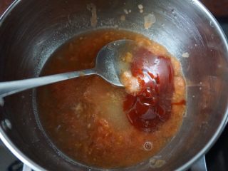 8、了不起的小番茄+糖醋里脊肉,将番茄泥放入奶锅中,加入番茄酱,白醋搅拌均匀后开小火煮,边煮边搅拌
