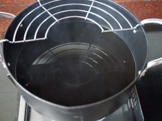 11、了不起的小番茄+糖醋里脊肉,锅里倒入适量油,热至8成熟