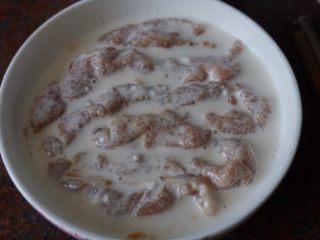 12、了不起的小番茄+糖醋里脊肉,腌制好的里脊肉放入用清水调制好的(面粉、淀粉)面糊中蘸取