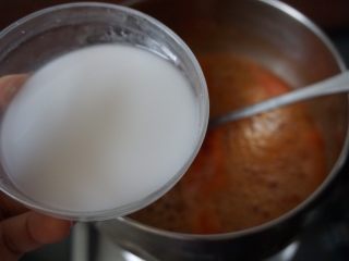 9、了不起的小番茄+糖醋里脊肉,煮至沸腾时加入水淀粉煮,此刻要快速搅拌均匀