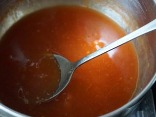 10、了不起的小番茄+糖醋里脊肉,将水淀粉完全勾芡均匀稍煮1分钟即可关火备用