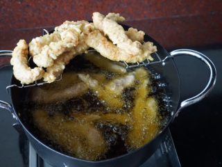 13、了不起的小番茄+糖醋里脊肉,将沾好面糊的里脊肉放入油锅中炸,炸至酥脆即可捞出沥油