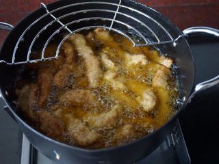 14、了不起的小番茄+糖醋里脊肉,全部炸好的里脊肉要再复炸一次,这样才会外酥里嫩