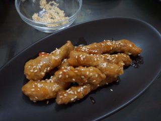 16、了不起的小番茄+糖醋里脊肉,起锅后撒上白芝麻,要马上吃才会外酥里嫩的哦