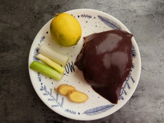 1、宝宝辅食～自制补铁猪肝粉,首先准备食材：猪肝、柠檬、葱姜