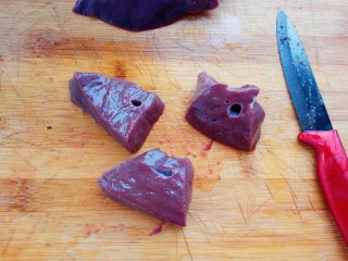 3、宝宝辅食～自制补铁猪肝粉,切成二指大小的小块就行了