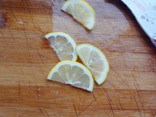 5、宝宝辅食～自制补铁猪肝粉,取小半个柠檬，切成片备用