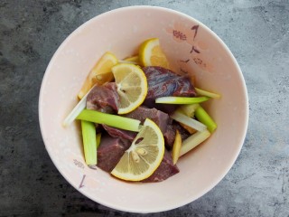 6、宝宝辅食～自制补铁猪肝粉,把猪肝捞出，放入柠檬和葱姜腌制10分钟