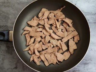 11、宝宝辅食～自制补铁猪肝粉,放入不粘锅中