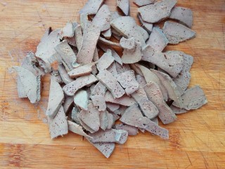 10、宝宝辅食～自制补铁猪肝粉,切成薄片