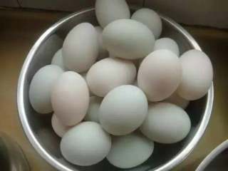 3、自制咸鸭蛋,放在盆或是纸巾上晾干