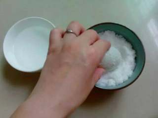 4、自制咸鸭蛋,将晾干的鸭蛋放在白酒中沾湿再裹上盐