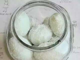 5、自制咸鸭蛋,然后把裹上盐的鸡蛋放进罐子或密封碗里