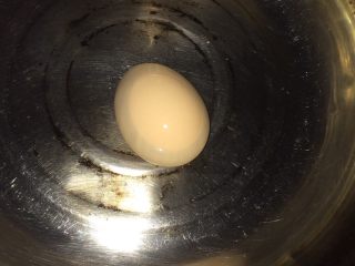 1、鸡蛋红糖水,如图，鸡蛋放锅里加水煮熟，去壳
