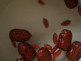 2、鸡蛋红糖水,如图，红枣、枸杞洗净，姜洗净切片