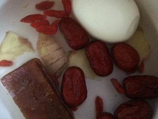 3、鸡蛋红糖水,如图，把所有材料放入锅中加入适量水