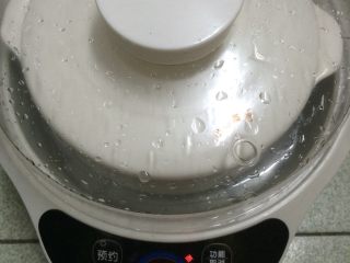 4、鸡蛋红糖水,盖好盖子，调好时间。然后坐等糖水喝