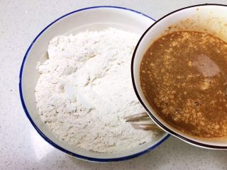 7、奶香红糖大馒头,把红糖牛奶液倒入面粉中