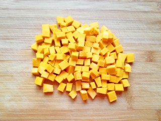 1、冬日暖心菜  南瓜小米糊,南瓜去皮去瓤洗干净切成小丁。