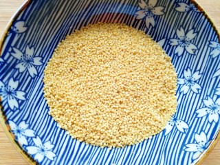 2、冬日暖心菜  南瓜小米糊,准备好小米淘洗干净备用。