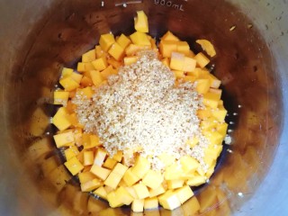 3、冬日暖心菜  南瓜小米糊,将南瓜和小米一起放入豆浆机。