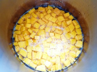 4、冬日暖心菜  南瓜小米糊,加入纯净水。