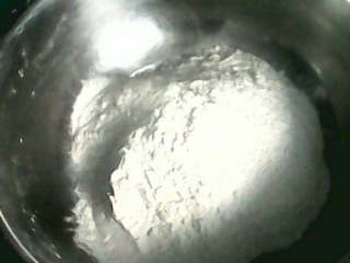 1、凉皮,把面粉加一点盐，这样和出的面团会更有劲性