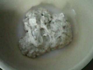 3、凉皮,把面团放水里洗啊洗，洗啊洗，洗出的面筋，换水再洗，洗到没有面浆，水清为好，面筋如图，入锅蒸熟