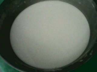 4、凉皮,洗出来的面浆沉淀三个小时，把水浆分离剩下的就是澄面了。把面浆盛一大勺放到平底盘里入锅蒸，起大泡就好了，都蒸好后切一指宽的条，面筋切小块