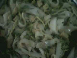 5、凉皮,蒜切末，葱切花，香菜切段，都放入盆里，把调料都加进去拌匀，装盘即可