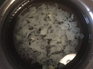 1、桂花桃胶银耳羹,加入水