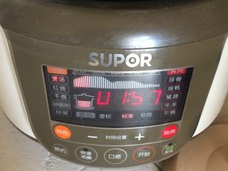 2、桂花桃胶银耳羹,炖一小时