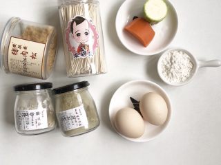 1、面条鸡蛋卷,准备食材如上图