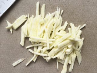 2、面条鸡蛋卷,西葫芦去皮切丝