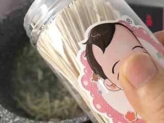 4、面条鸡蛋卷,放入掰碎的长面